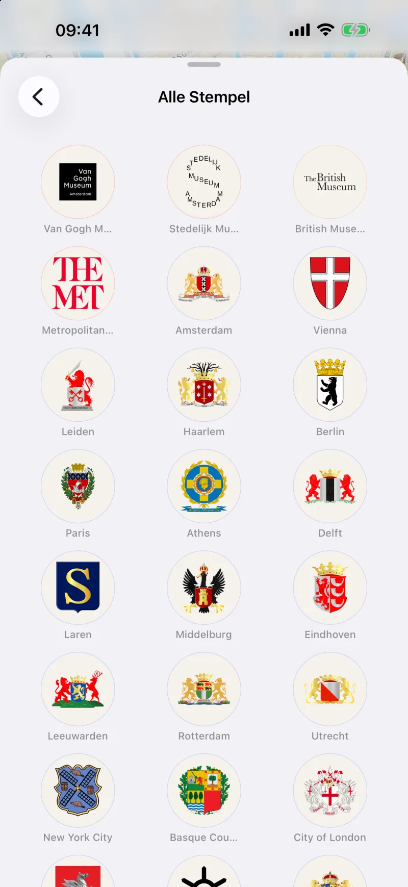 Eine Seite voller Stempel in Cultra: Museumslogos und Stadtwappen